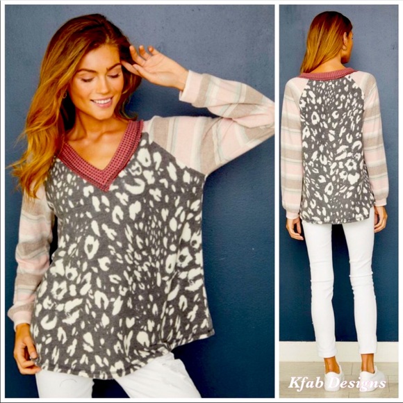 Cozy🔥Gorgeous soft print top w/stunning details - Picture 1 of 8